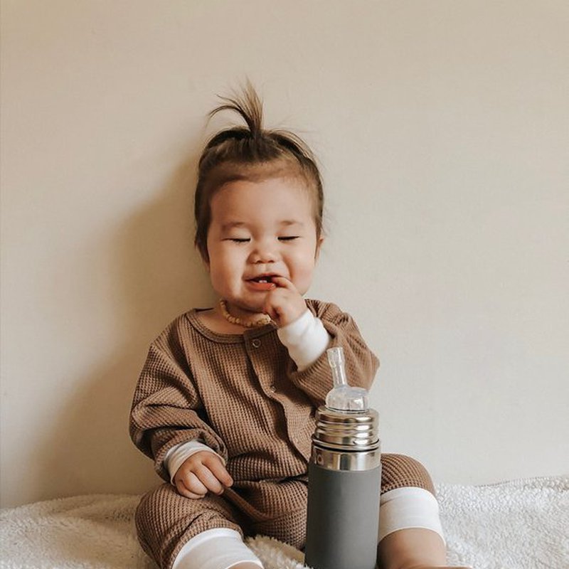 Termobutelka ze słomką i szarą osłonką 260 ml, Pura Kiki