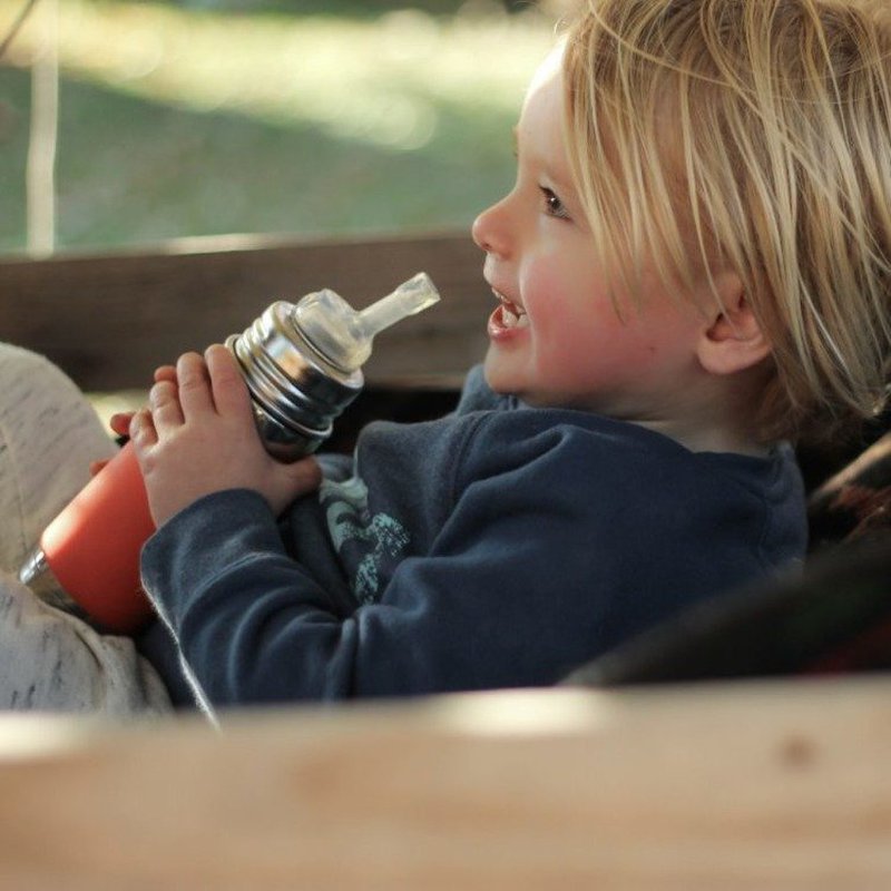 Termobutelka ze słomką i szarą osłonką 260 ml, Pura Kiki