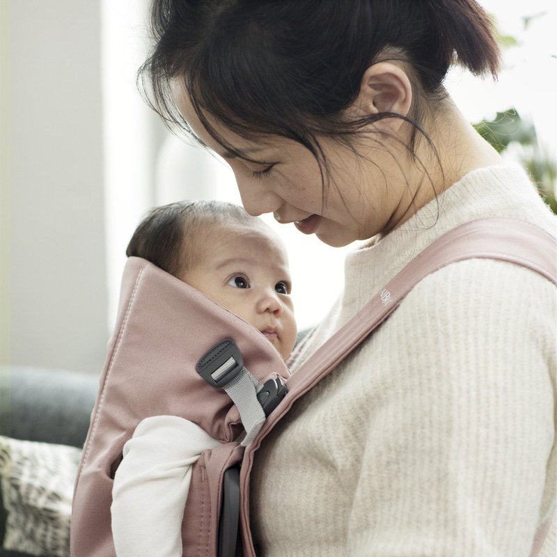 BABYBJORN MINI Cotton – nosidełko, Pudrowy róż