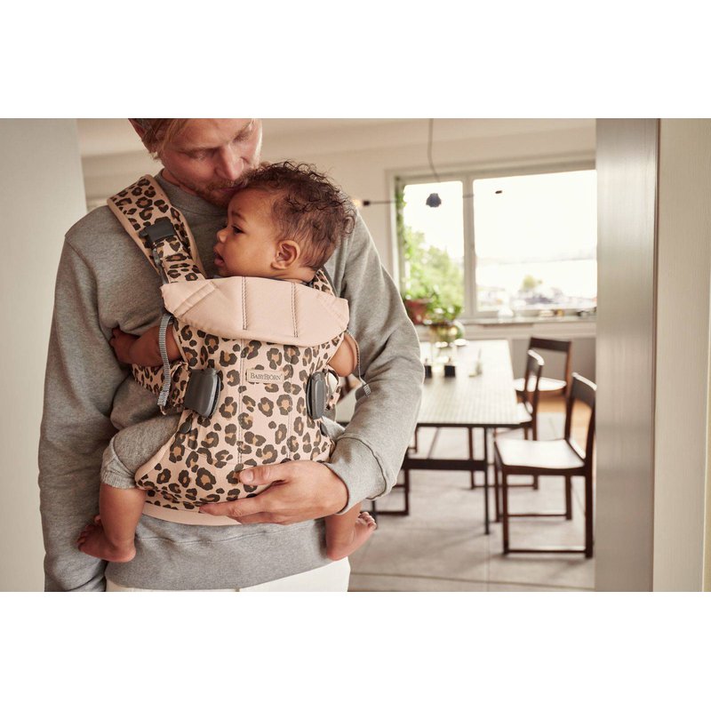 BABYBJORN ONE - nosidełko, Beż/Leopard