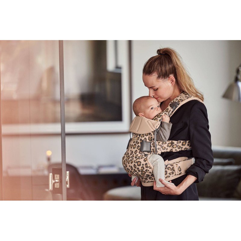 BABYBJORN ONE - nosidełko, Beż/Leopard