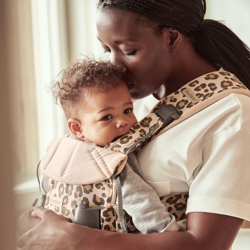 BABYBJORN ONE - nosidełko, Beż/Leopard