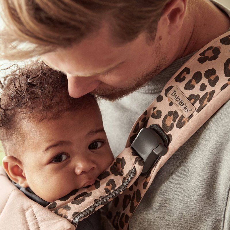 BABYBJORN ONE - nosidełko, Beż/Leopard