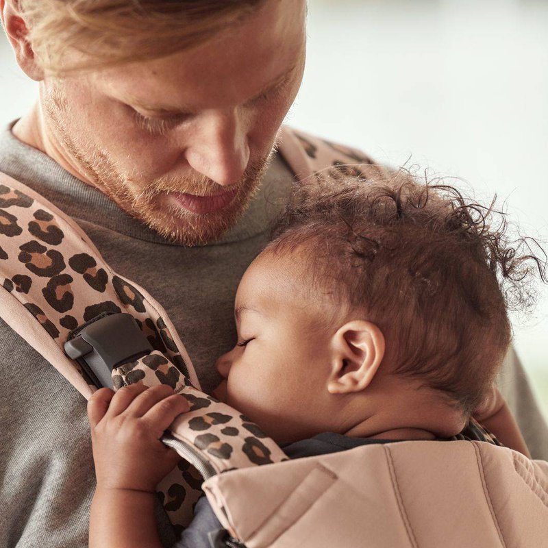 BABYBJORN ONE - nosidełko, Beż/Leopard