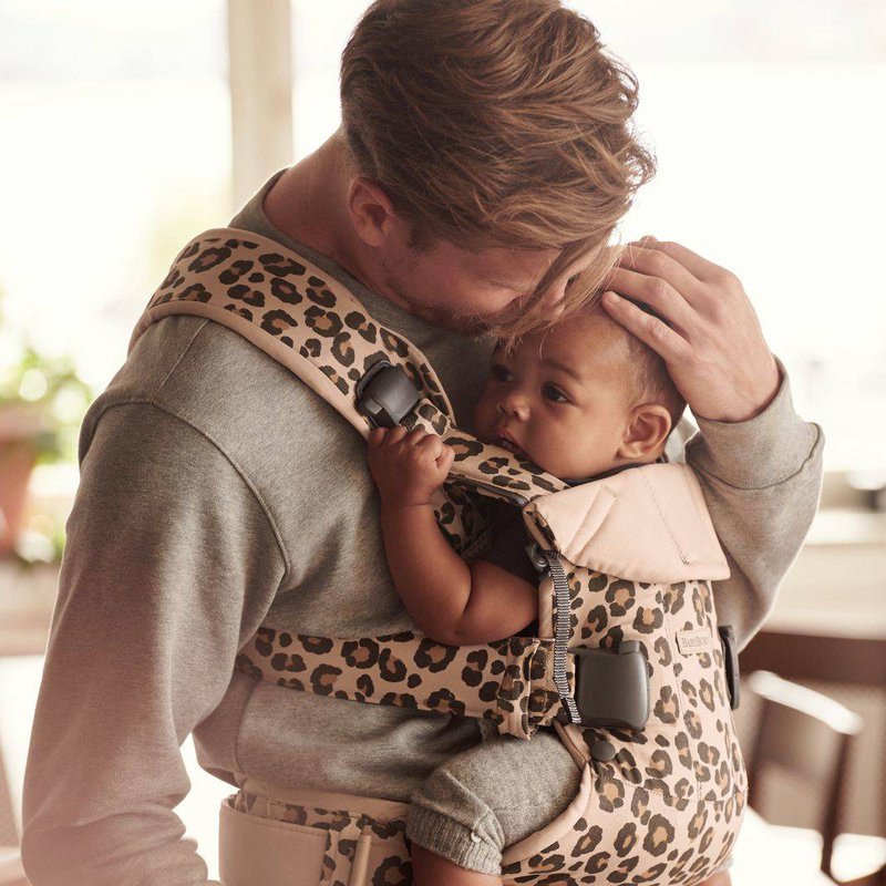 BABYBJORN ONE - nosidełko, Beż/Leopard