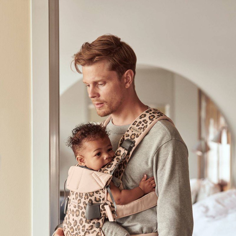 BABYBJORN ONE - nosidełko, Beż/Leopard