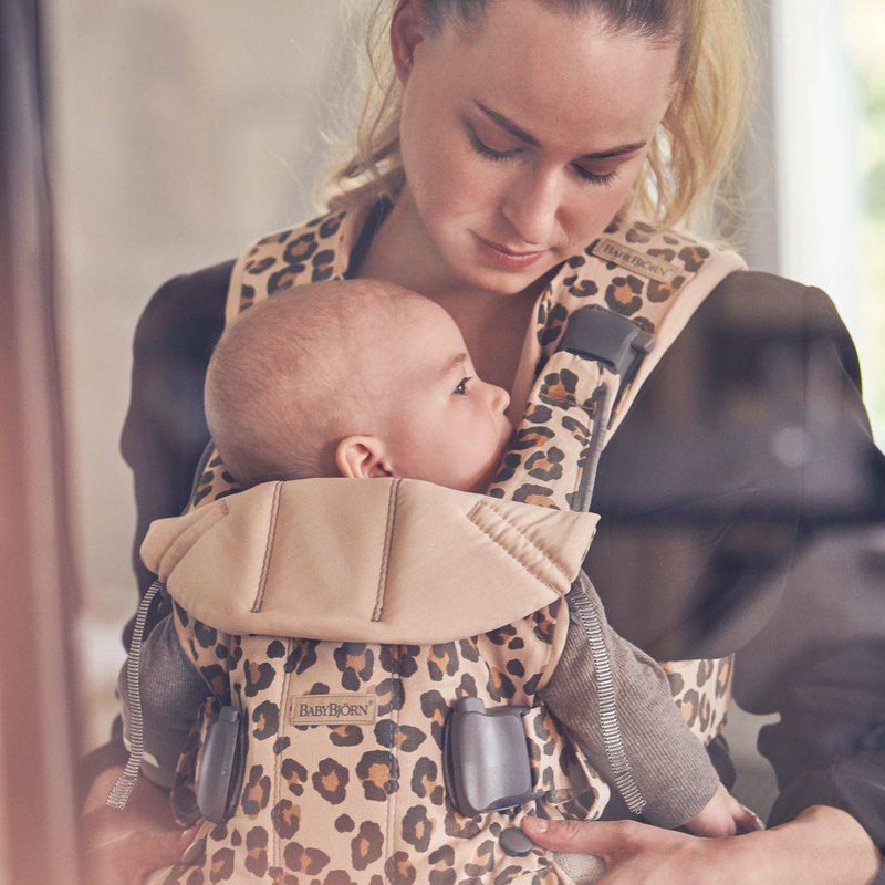 BABYBJORN ONE - nosidełko, Beż/Leopard