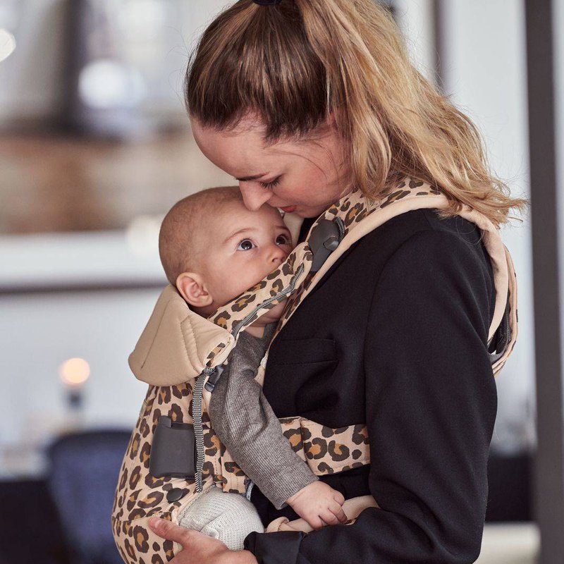 BABYBJORN ONE - nosidełko, Beż/Leopard