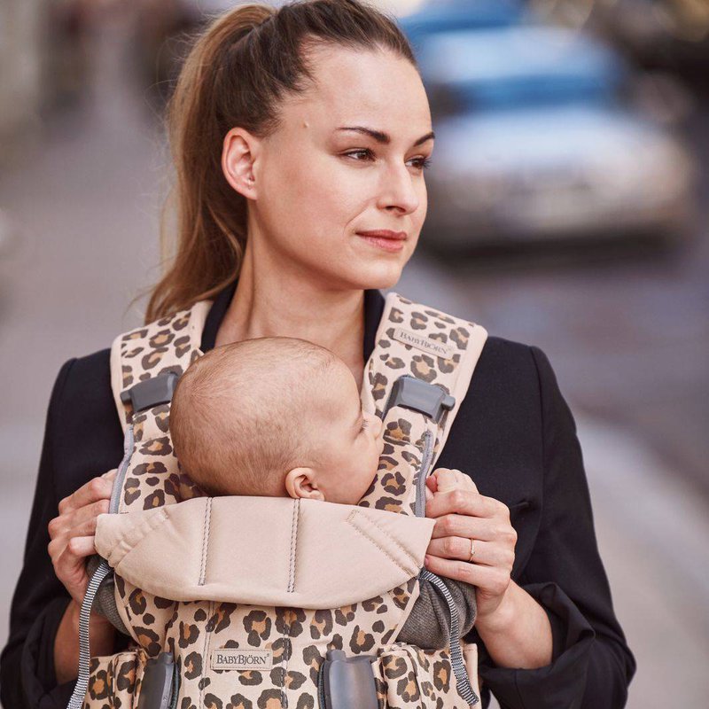 BABYBJORN ONE - nosidełko, Beż/Leopard