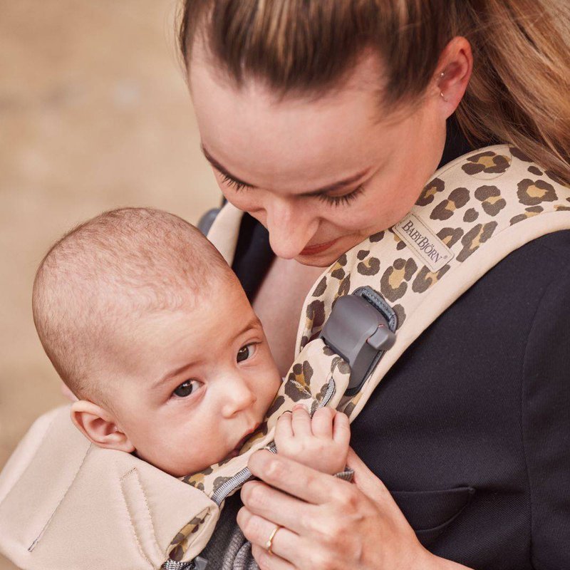 BABYBJORN ONE - nosidełko, Beż/Leopard