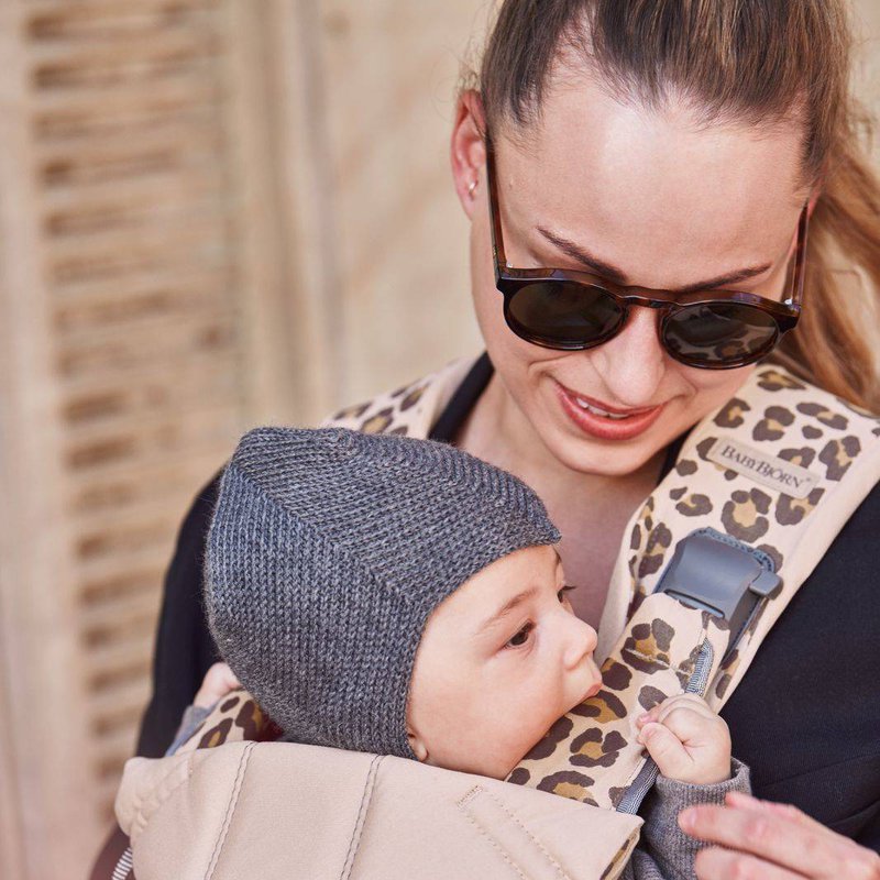 BABYBJORN ONE - nosidełko, Beż/Leopard