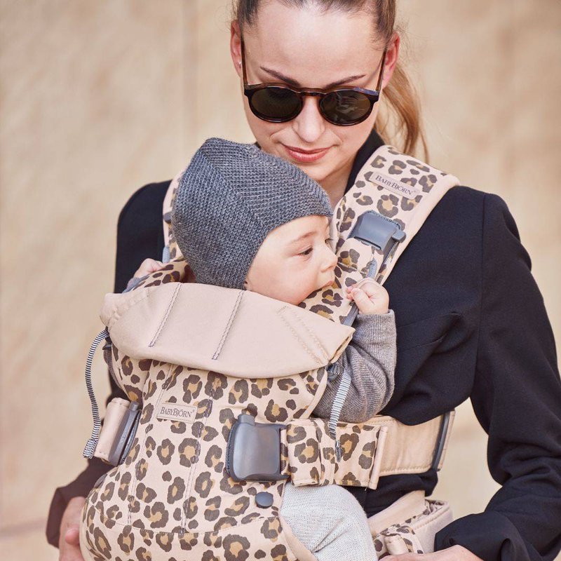 BABYBJORN ONE - nosidełko, Beż/Leopard