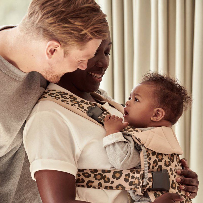 BABYBJORN ONE - nosidełko, Beż/Leopard