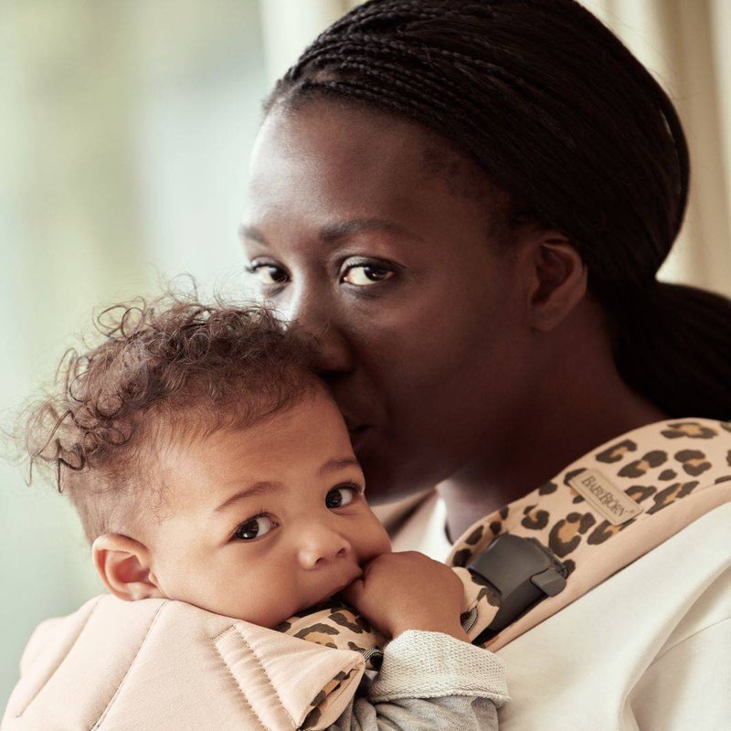 BABYBJORN ONE - nosidełko, Beż/Leopard