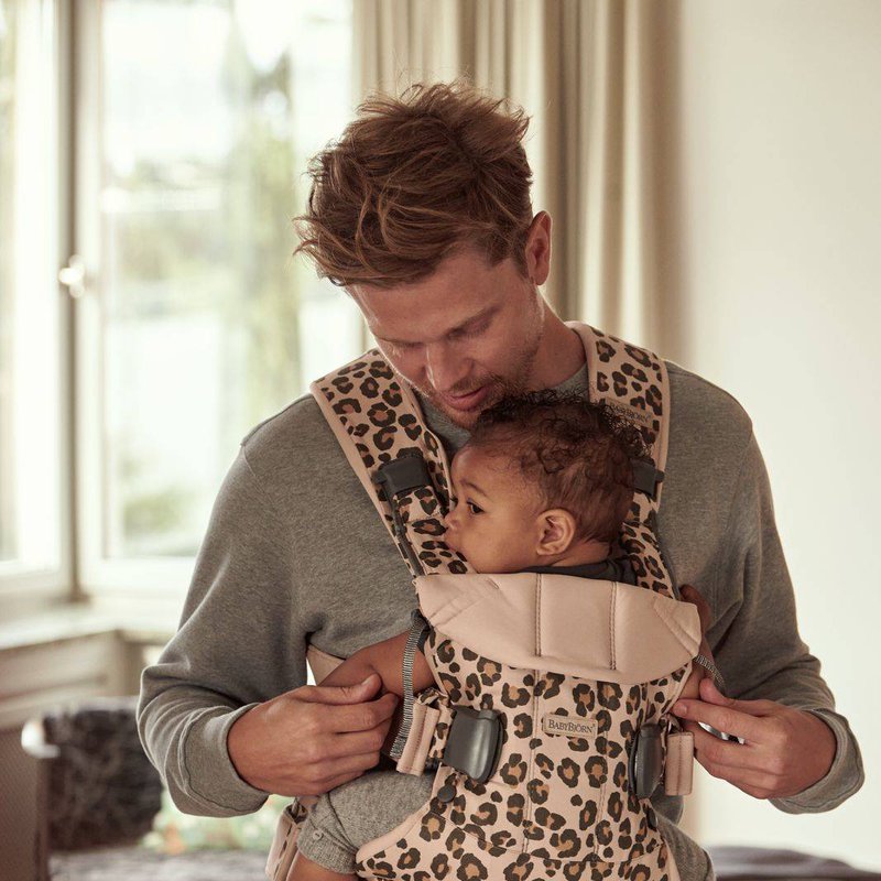 BABYBJORN ONE - nosidełko, Beż/Leopard