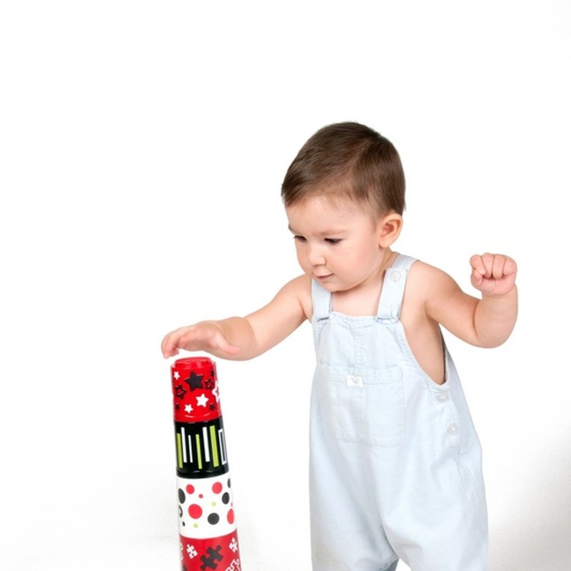 Miniland - zabawki edukacyjne - Kubeczkowa piramidka dla dziecka z stymulującymi wzorami