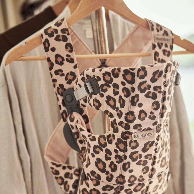 BABYBJORN MINI 3D Jersey – nosidełko, Beż/Leopard