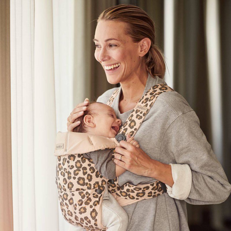 BABYBJORN MINI 3D Jersey – nosidełko, Beż/Leopard