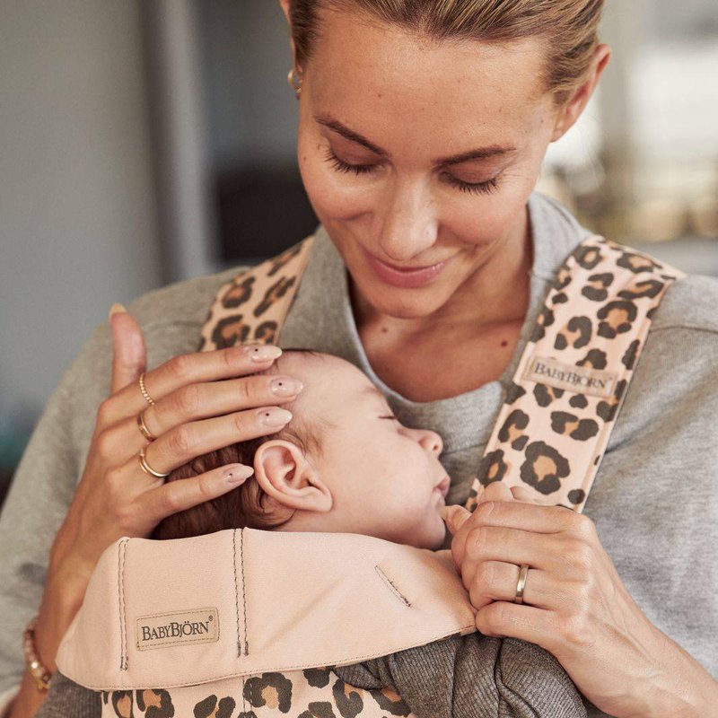 BABYBJORN MINI 3D Jersey – nosidełko, Beż/Leopard