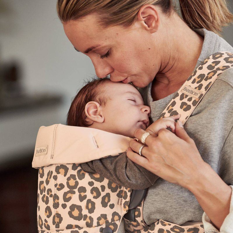 BABYBJORN MINI 3D Jersey – nosidełko, Beż/Leopard