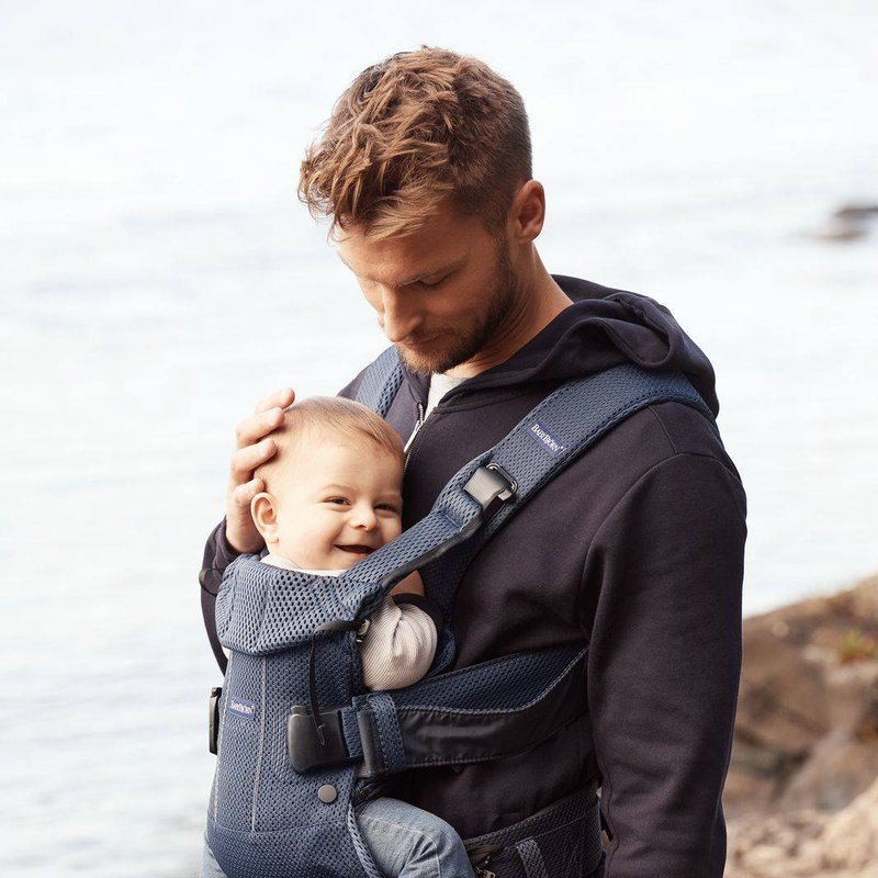 BABYBJORN ONE AIR - nosidełko, Granatowy + śliniaczek do nosidełka ergonomicznego One