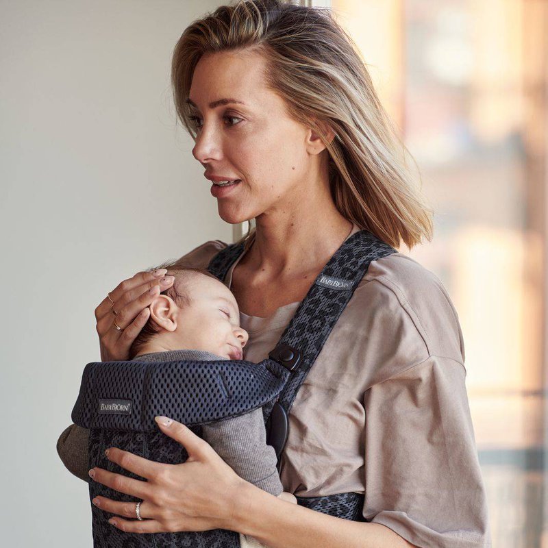 BABYBJORN MINI 3D Mesh – nosidełko, Antracytowy/Leopard
