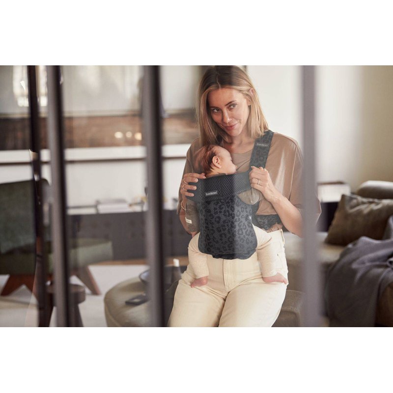 BABYBJORN MINI 3D Mesh – nosidełko, Antracytowy/Leopard