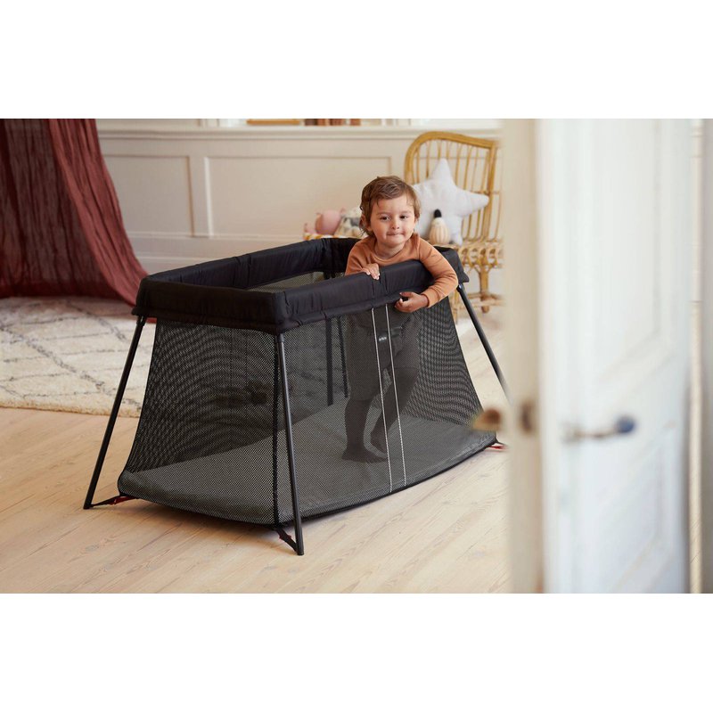 BABYBJORN - łóżeczko turystyczne LIGHT - czarny + prześcieradło