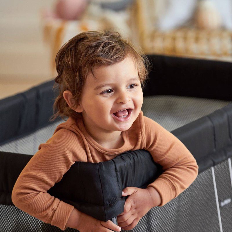 BABYBJORN - łóżeczko turystyczne LIGHT - czarny + prześcieradło