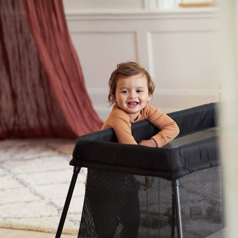 BABYBJORN - łóżeczko turystyczne LIGHT - czarny + prześcieradło