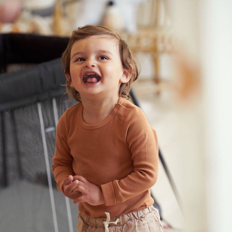 BABYBJORN - łóżeczko turystyczne LIGHT - czarny + prześcieradło