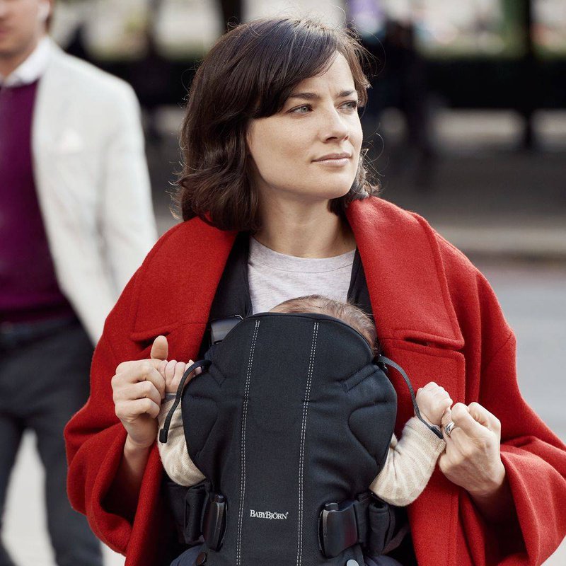 BABYBJORN ONE - nosidełko, Czarny + śliniaczek do nosidełka ergonomicznego One