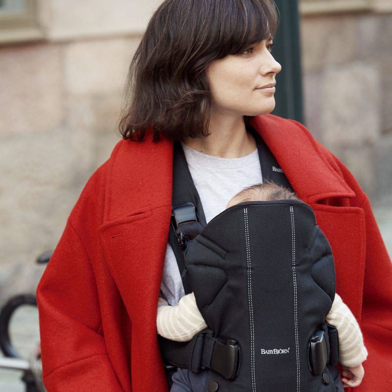 BABYBJORN ONE - nosidełko, Czarny + śliniaczek do nosidełka ergonomicznego One