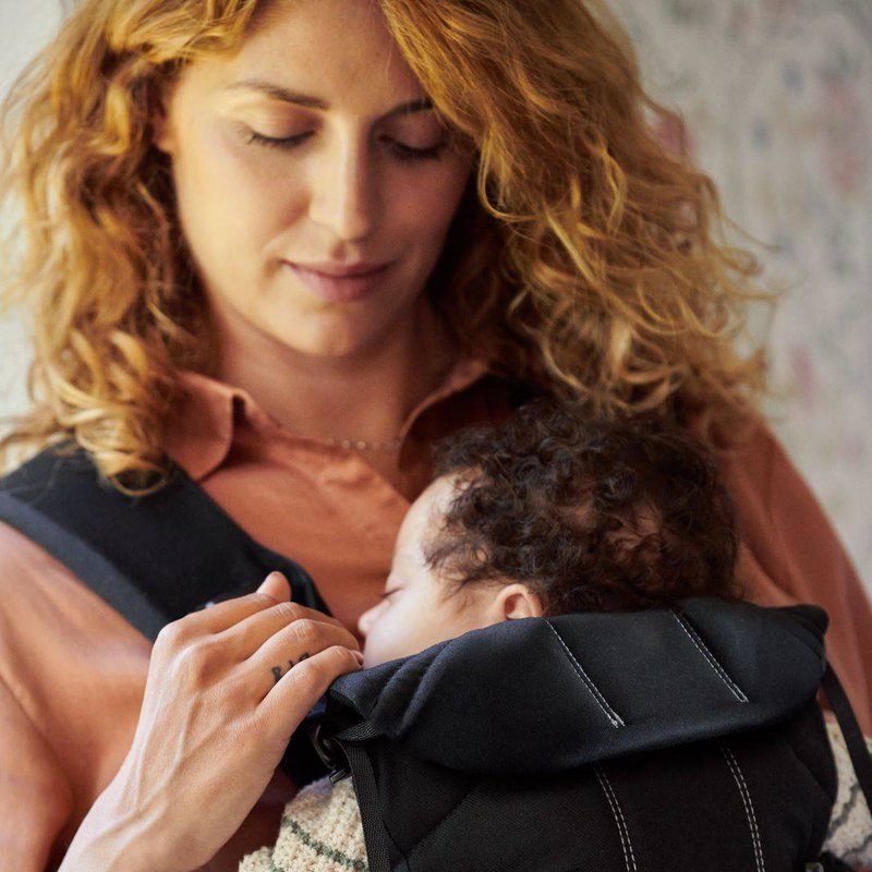 BABYBJORN ONE - nosidełko, Czarny + śliniaczek do nosidełka ergonomicznego One