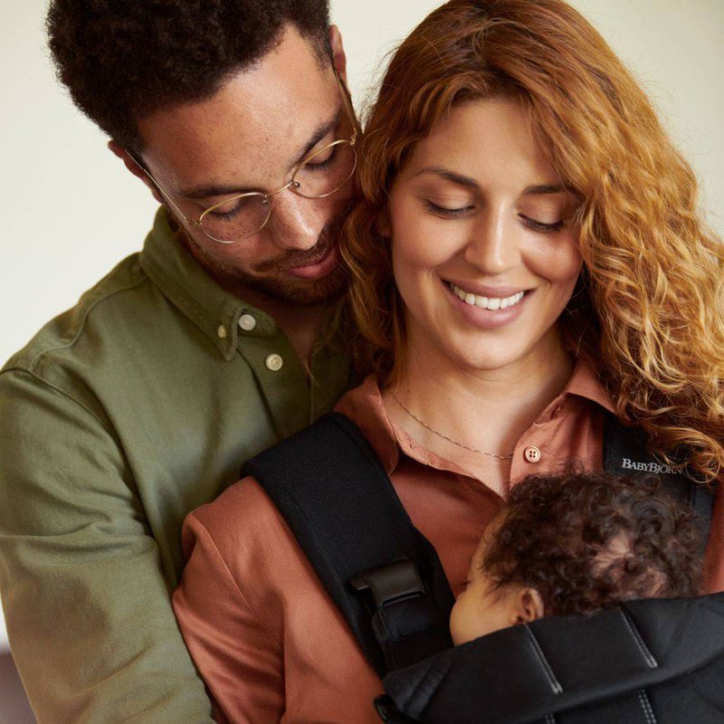 BABYBJORN ONE - nosidełko, Czarny + śliniaczek do nosidełka ergonomicznego One