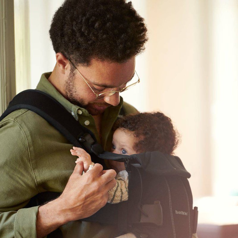 BABYBJORN ONE - nosidełko, Czarny + śliniaczek do nosidełka ergonomicznego One