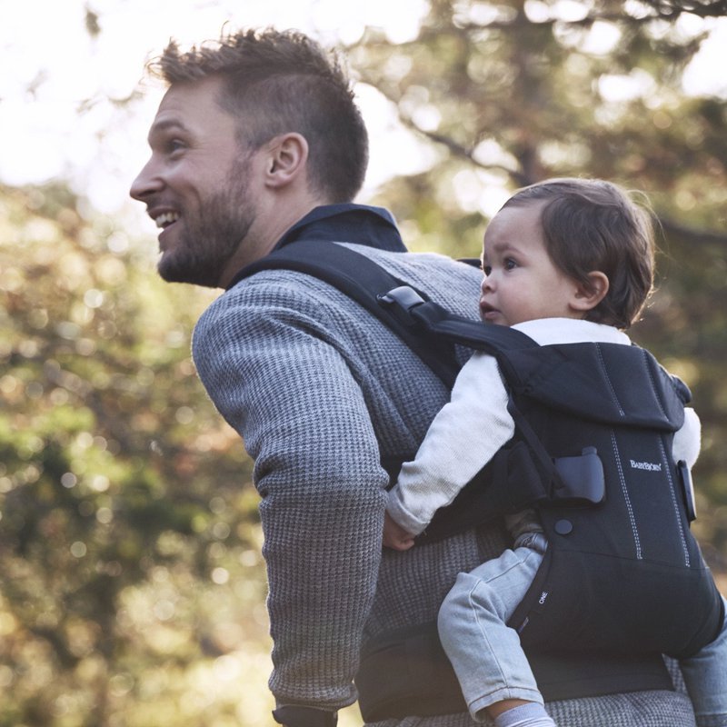 BABYBJORN ONE - nosidełko, Czarny + śliniaczek do nosidełka ergonomicznego One