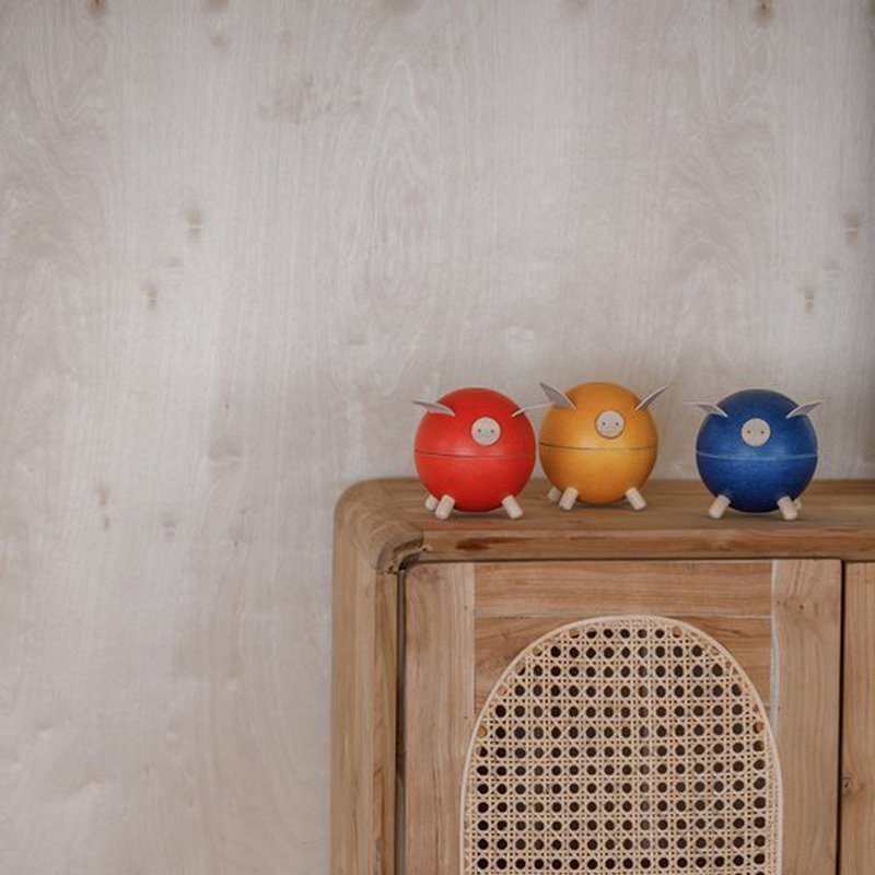 Plan Toys - Świnka skarbonka - niebieska - barwy sadu