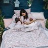 LA MILLOU - VELVET COLLECTION - KOC, NARZUTA 140 x 200 cm - HERON IN CREAM LOTUS - SMOKE MINT LA MILLOU - VELVET COLLECTION - KOC, NARZUTA 140 x 200 cm - HERON IN CREAM LOTUS - SMOKE MINT