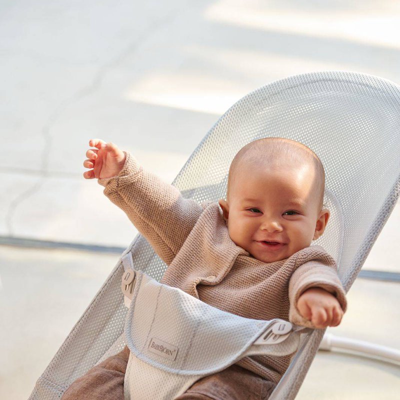 BABYBJORN - leżaczek BALANCE SOFT MESH - Szary/Biały
