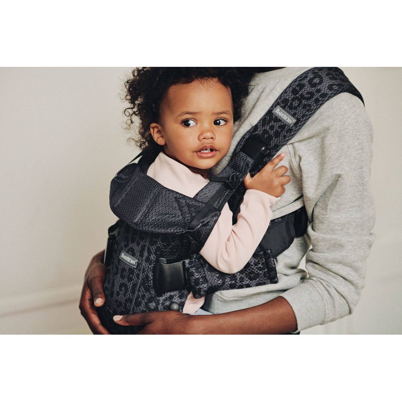 BABYBJORN ONE AIR 3D MESH  - nosidełko, Antracyt/Leopard