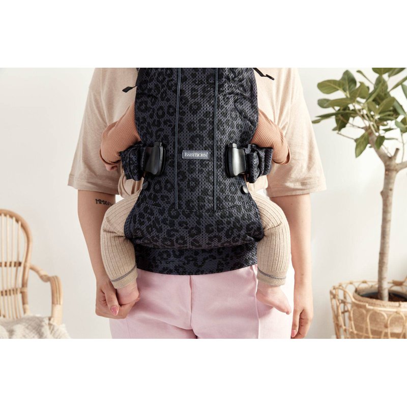 BABYBJORN ONE AIR 3D MESH  - nosidełko, Antracyt/Leopard