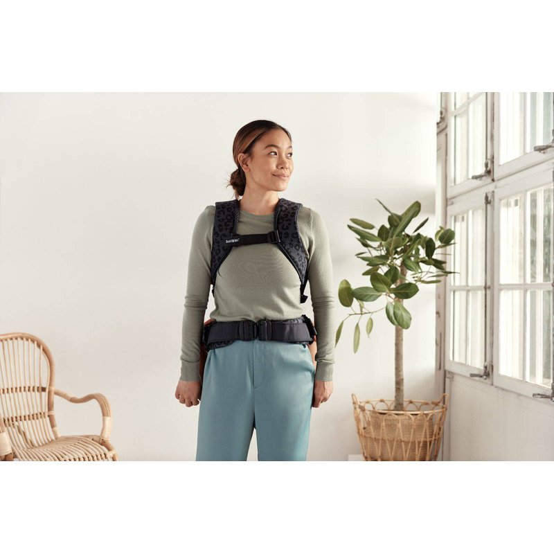 BABYBJORN ONE AIR 3D MESH  - nosidełko, Antracyt/Leopard