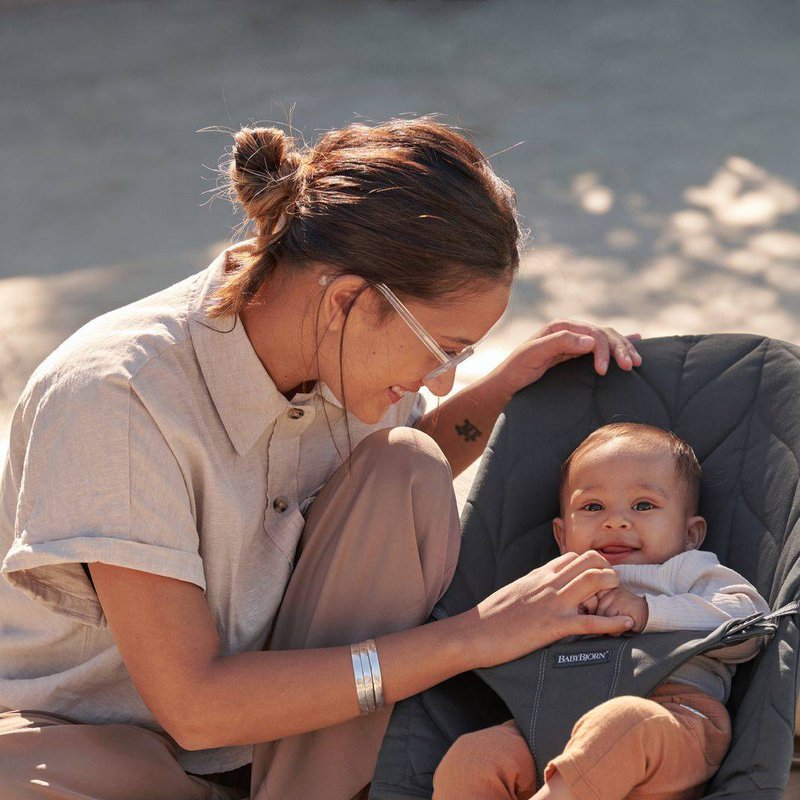 BABYBJORN - leżaczek BLISS COTTON, Petal Quilt, Antracyt