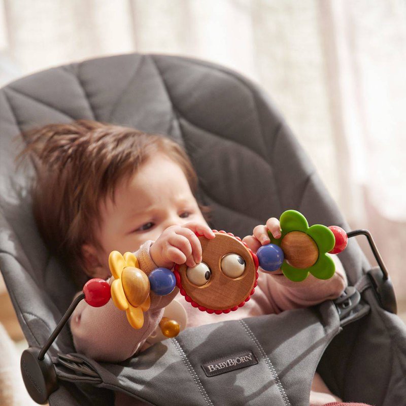 BABYBJORN - leżaczek BLISS COTTON, Petal Quilt, Antracyt + Zabawka BALANCE Googly Eyes