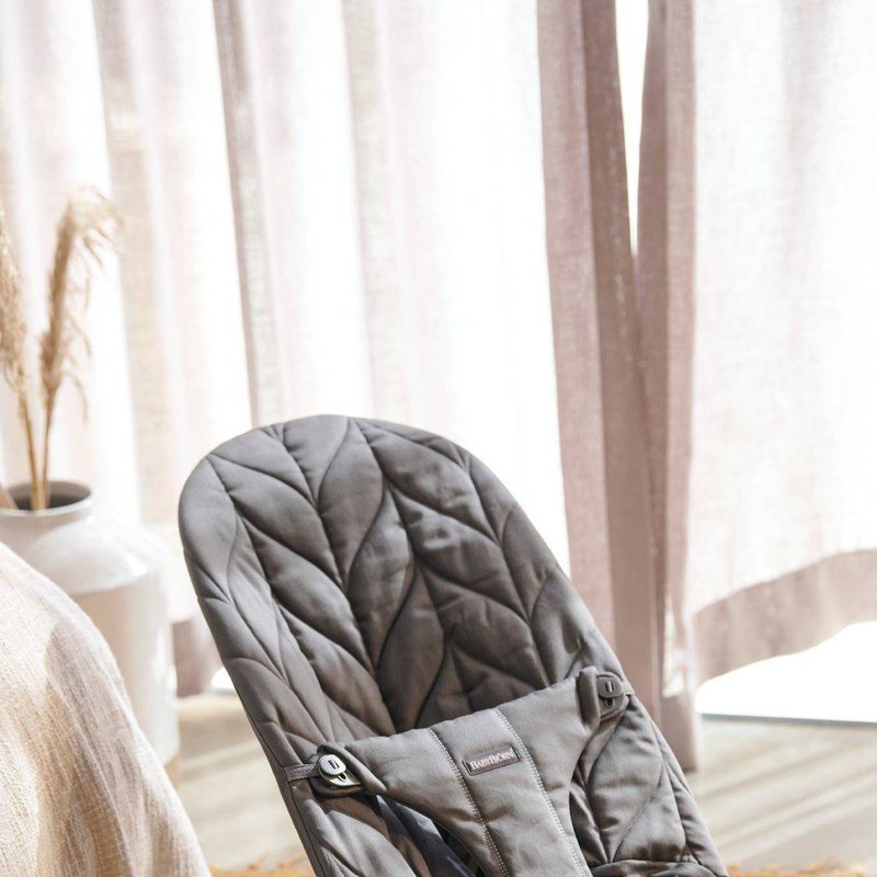 BABYBJORN - leżaczek BLISS COTTON, Petal Quilt, Antracyt + Zabawka BALANCE Googly Eyes