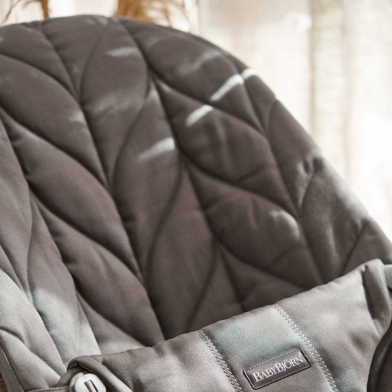 BABYBJORN - leżaczek BLISS COTTON, Petal Quilt, Antracyt + Zabawka BALANCE Googly Eyes