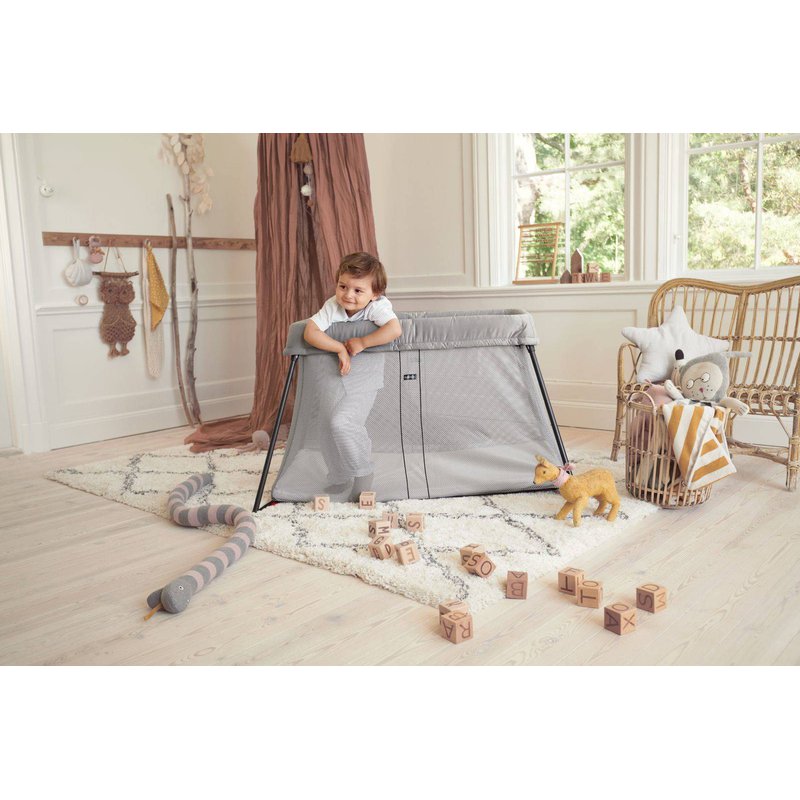 BABYBJORN - łóżeczko turystyczne LIGHT - srebrny + prześcieradło