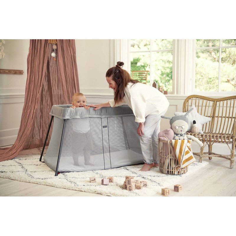 BABYBJORN - łóżeczko turystyczne LIGHT - srebrny + prześcieradło