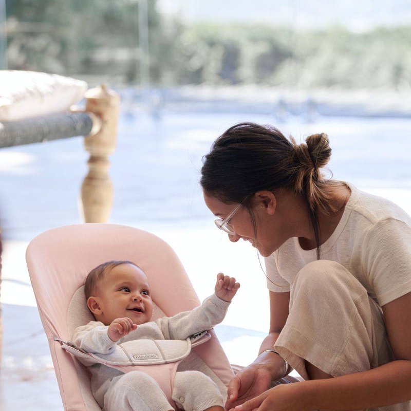 BABYBJORN - leżaczek BALANCE SOFT COTTON/JERSEY -  Jasny Różowy/Szary